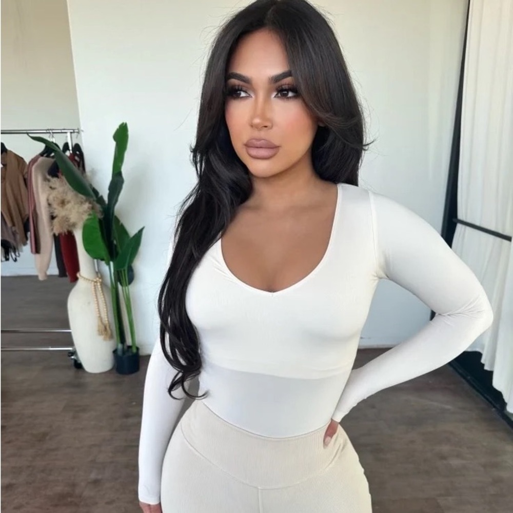 NWT OOTDFASH V NECK BODYSUIT - BONE/WHITE - Picture 1 of 2